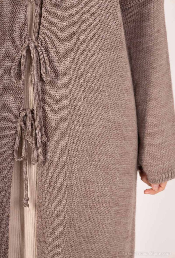 Lange Strickjacke mit Schleifendetails