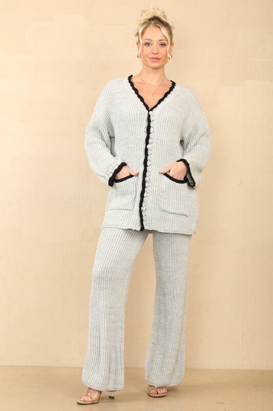 Strick-Ensemble Sahra Cardigan und Hose mit weißen Akzenten